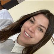 Estudiante de administración pública dicta clases de lenguaje y matemáticas a chicos entre 6 y 13 años